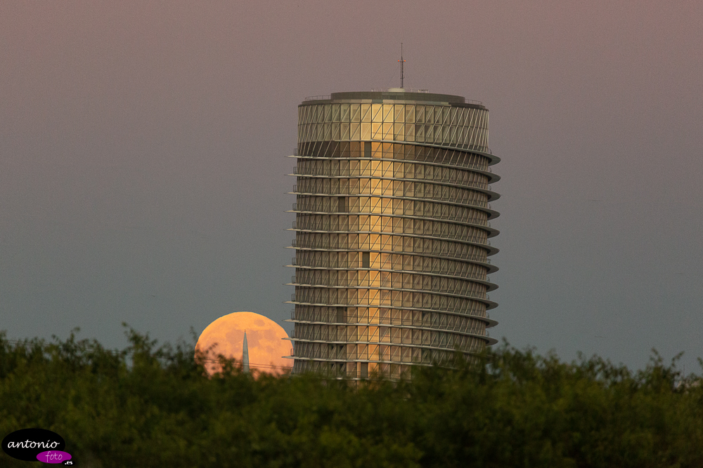 Time lapse de la luna en la Torre del Agua