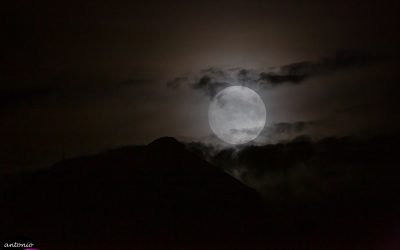Peña Oroel. Salida de luna. Time lapse.