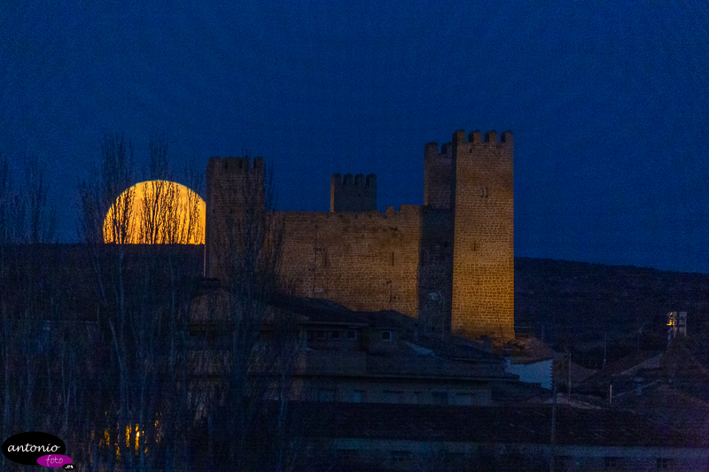 Luna llena en el castillo de Sádaba